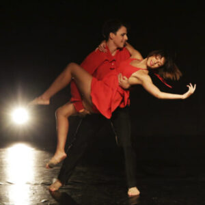 Imagem de dois intérpretes em cena