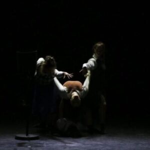 Imagem ilustrativa de trio de dança