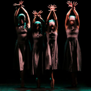 Imagem de grupo de intérpretes em cena